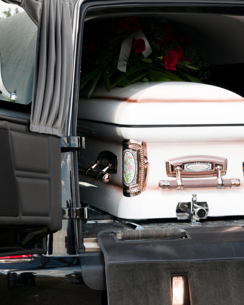 O translado de corpos é um serviço fundamental em situações em que o falecimento ocorre em local diferente daquele onde será realizado o sepultamento ou cremação. Por essa razão, a Funerária Santa Casa RJ 24h oferece atendimento completo para o transporte funerário intermunicipal, interestadual e internacional, sempre com agilidade, segurança e profundo respeito à família enlutada.