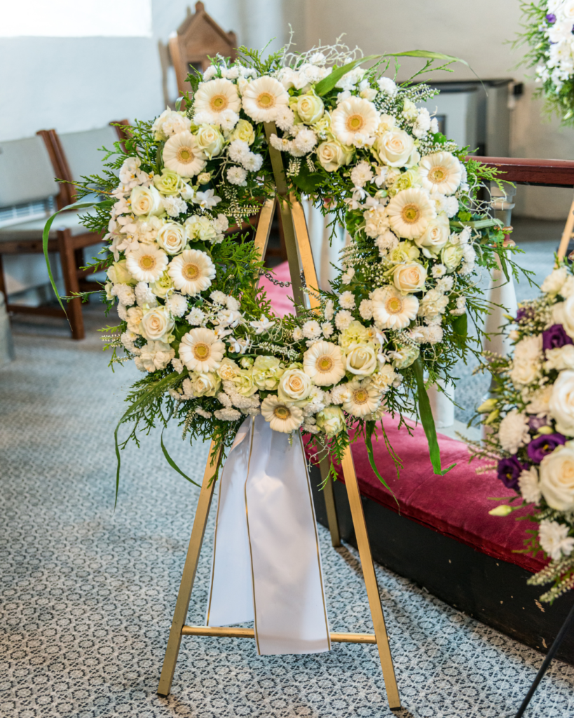 A Funerária Santa Casa RJ 24h oferece assistência funerária completa no Rio de Janeiro, cuidando de todos os detalhes — desde a liberação do corpo até o sepultamento ou cremação — com respeito, agilidade e acolhimento. Nosso atendimento é realizado diretamente no local do falecimento, seja em hospitais, clínicas ou residências, garantindo suporte imediato à família em um momento tão delicado.